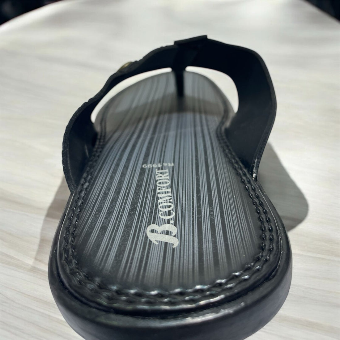 B COMFORT FLIP FLOP (BADGE) BLACK